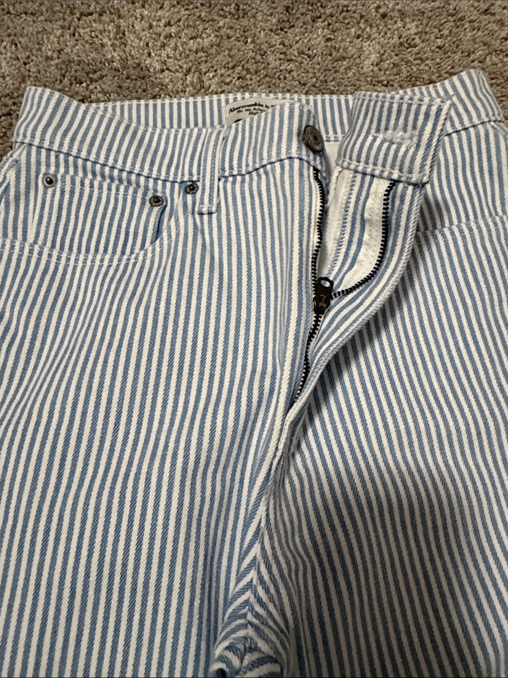 NWOT Abercrombie & Fitch 90s relaxed Jeans, high rise, blue & white stripe - Picture 4 of 9